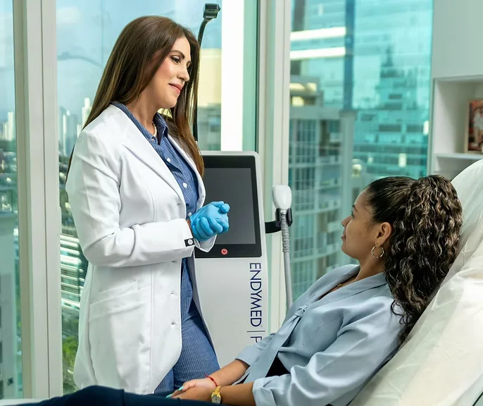 Atención médica personalizada y diagnóstico dermatológico preciso en clínica